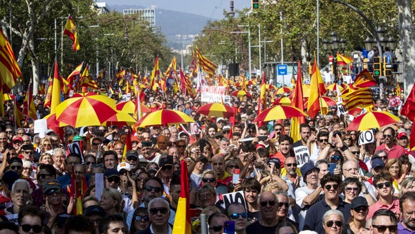 Miles de personas se manifestaron en Barcelona contra la amnistía a los políticos catalanes