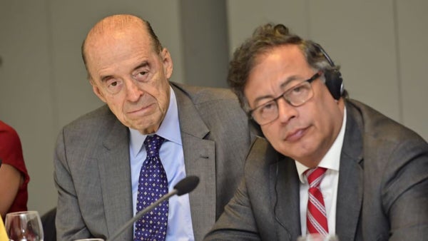 El canciller Álvaro Leyva representará a Petro en la posesión de Milei en Argentina