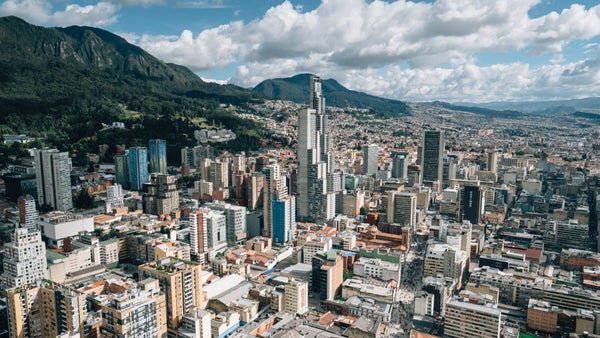 La economía colombiana crecerá el 1,4 % este año y el 2 % en 2024, según el FMI