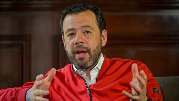 Carlos Fernando Galán a un paso de ganar en primera vuelta, encuesta de Invamer