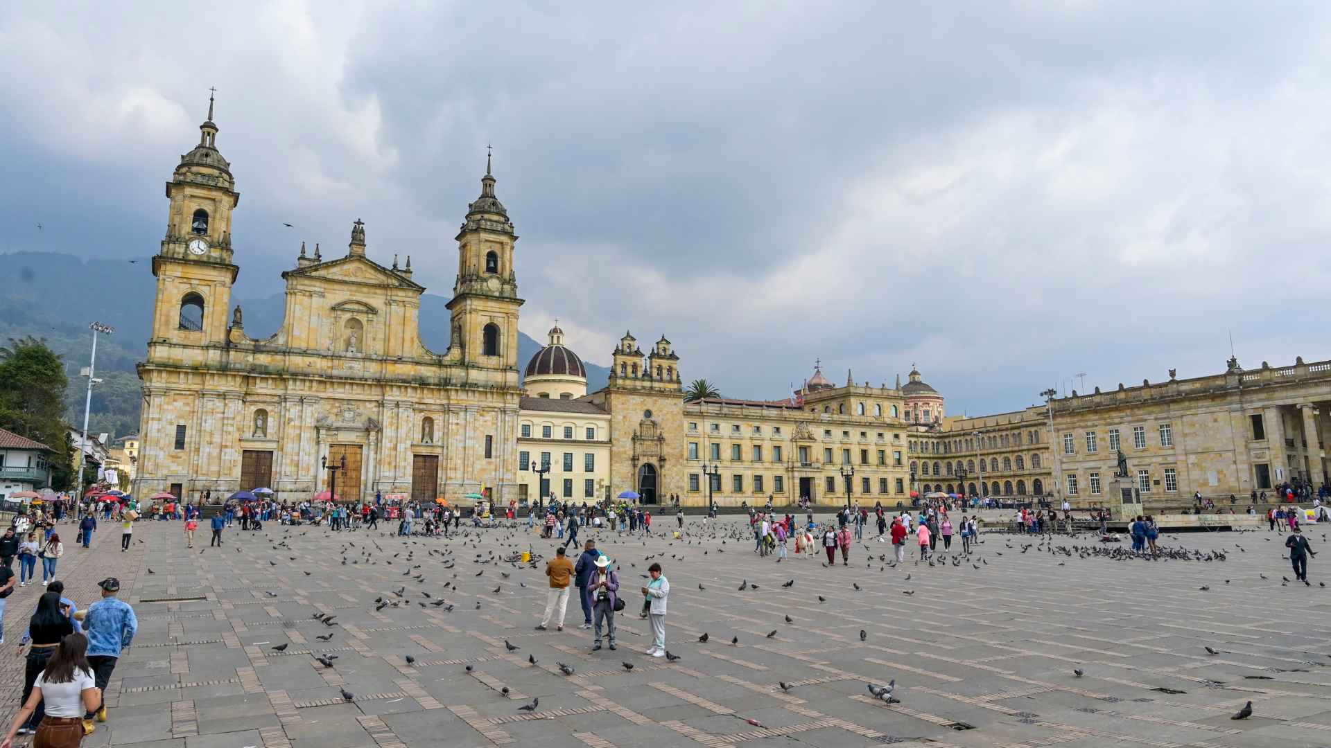 Bogotá/ Revista Alternativa / Noticias Caracol / RCN / WRadio / Caracol Radio / Redmas / lafm / Revista Semana / Infobae