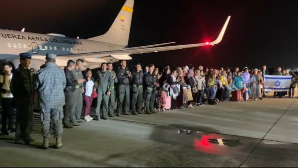 Llegan a Bogotá 110 Colombianos en Vuelo de Emergencia desde Israel