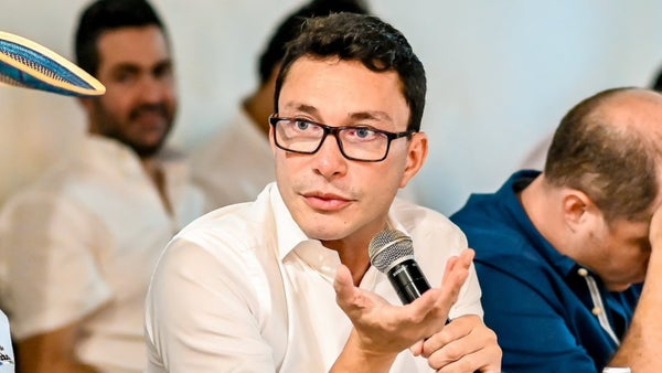 Carlos Caicedo sigue los pasos de Daniel Quintero: renuncia a la gobernación del Magdalena