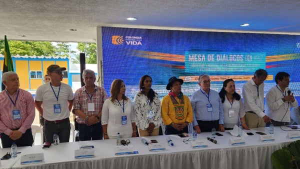 Gobierno colombiano y disidencia de las Farc instalan mesa de diálogos de paz y acuerdan cese al fuego bilateral