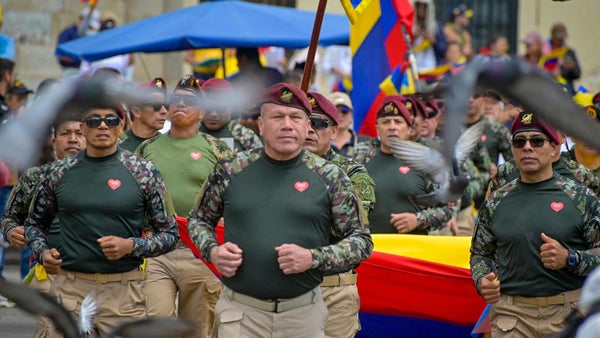 En imágenes: Reservistas, veteranos y oposición protestaron contra Petro en Bogotá