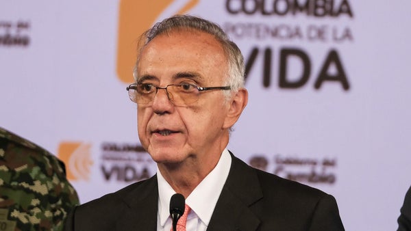 Mindefensa: "Bombardeos solo están prohibidos cuando hay menores de edad"