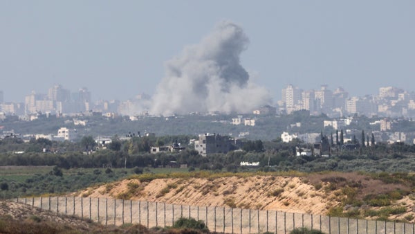 Israel ataca más de cien objetivos de Hamás en Gaza y mata a uno de sus cargos medios Israel ataca más de cien objetivos de Hamás en Gaza y mata a uno de sus cargos medios