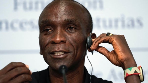 El atleta Kipchoge entrena "duro para hacer historia" en París 2024 ganando su tercer oro en maratón