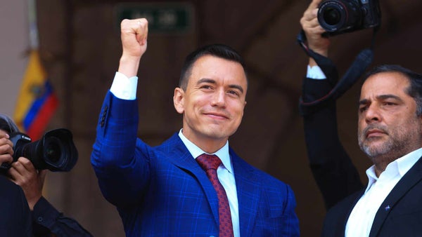 Noboa presenta sus cárceles 'modelo Bukele' mientras siguen los motines en Ecuador