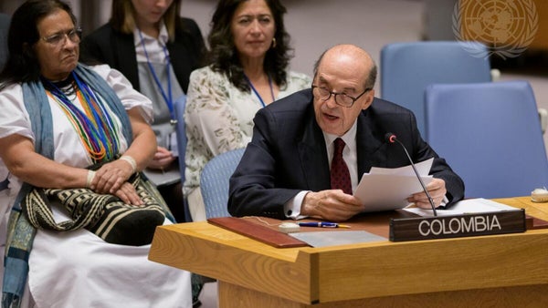 ¿Mintió el canciller Álvaro Leyva en su hoja de vida ? Todo indica que si