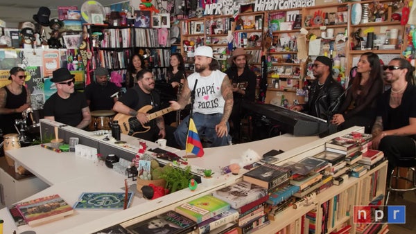 “Papá París”. Maluma prende, sorprende y llora en el Tiny Desk