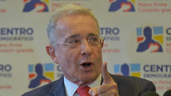 Uribe pide comparecer ante la Fiscalía para defenderse de las acusaciones de paramilitarismo de Mancuso Uribe pide comparecer ante la Fiscalía para defenderse de las acusaciones de paramilitarismo de Mancuso