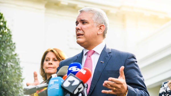 Iván Duque critica a Gustavo Petro por uso de imagen de su esposa Iván Duque critica a Gustavo Petro por uso de imagen de su esposa