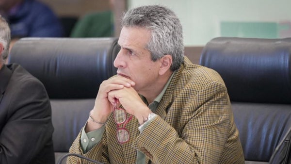 El ministro del Interior pide posponer el debate de la reforma a la salud por el encuentro entre Petro y Uribe El ministro del Interior pide posponer el debate de la reforma a la salud por el encuentro entre Petro y Uribe