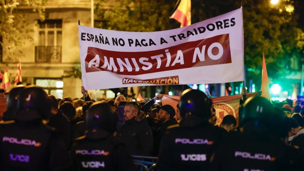 Multitudinaria protesta contra la posible ley de amnistía en España