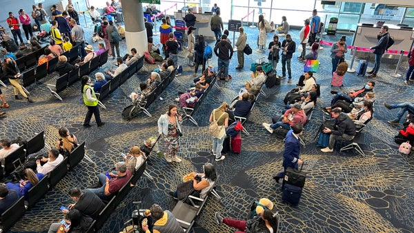 Encuentran otro menor de edad extranjero abandonado en el Aeropuerto El Dorado