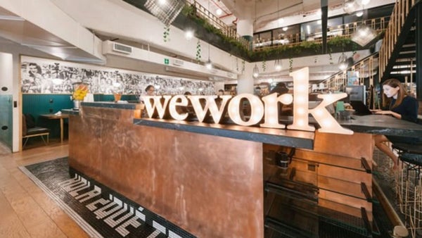 WeWork, en proceso de quiebra, anuncia un plan de reorganización y rechaza una oferta de su ex CEO