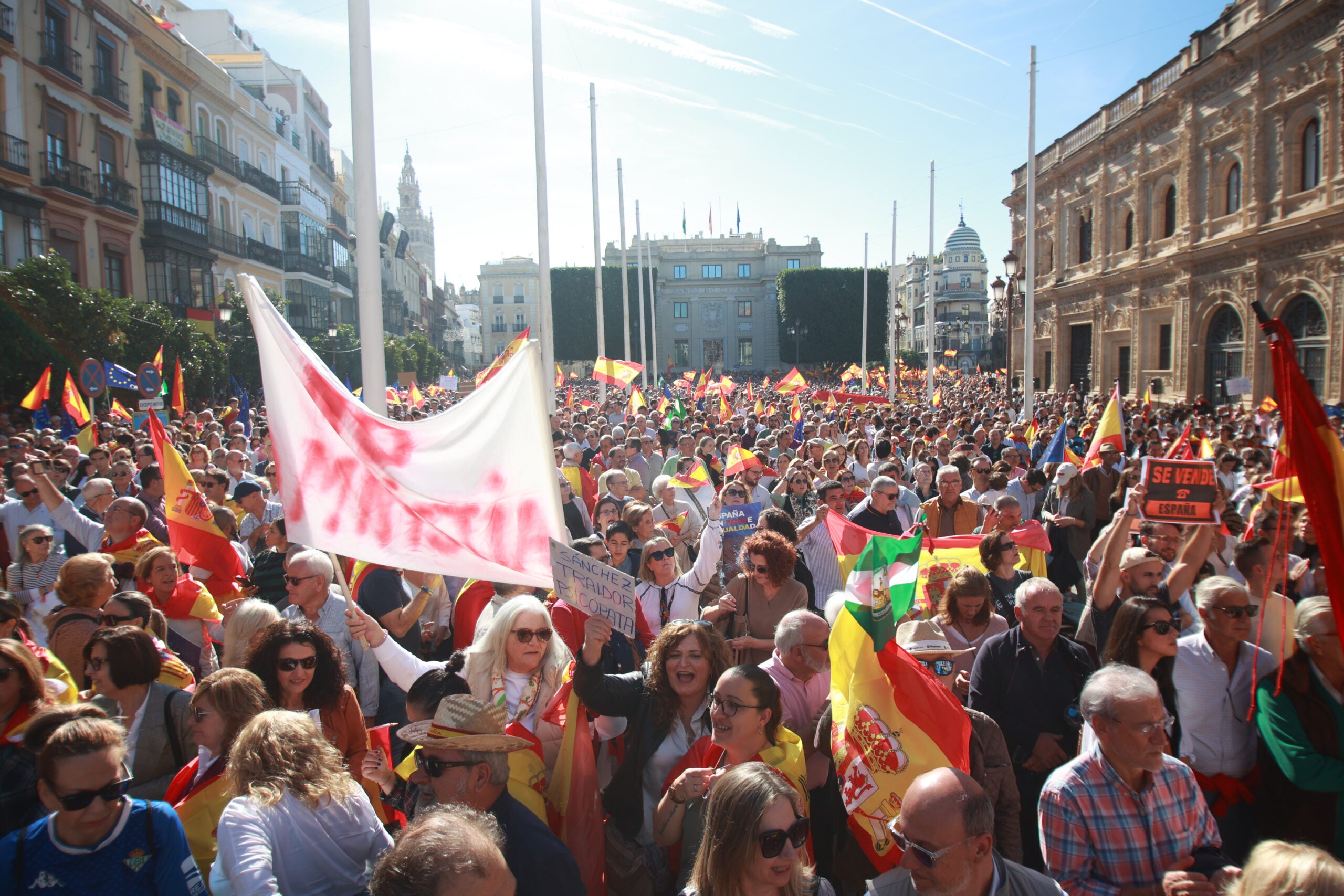 Miles de personas convocadas por el PP se concentran en Sevilla en contra de la Amnistía