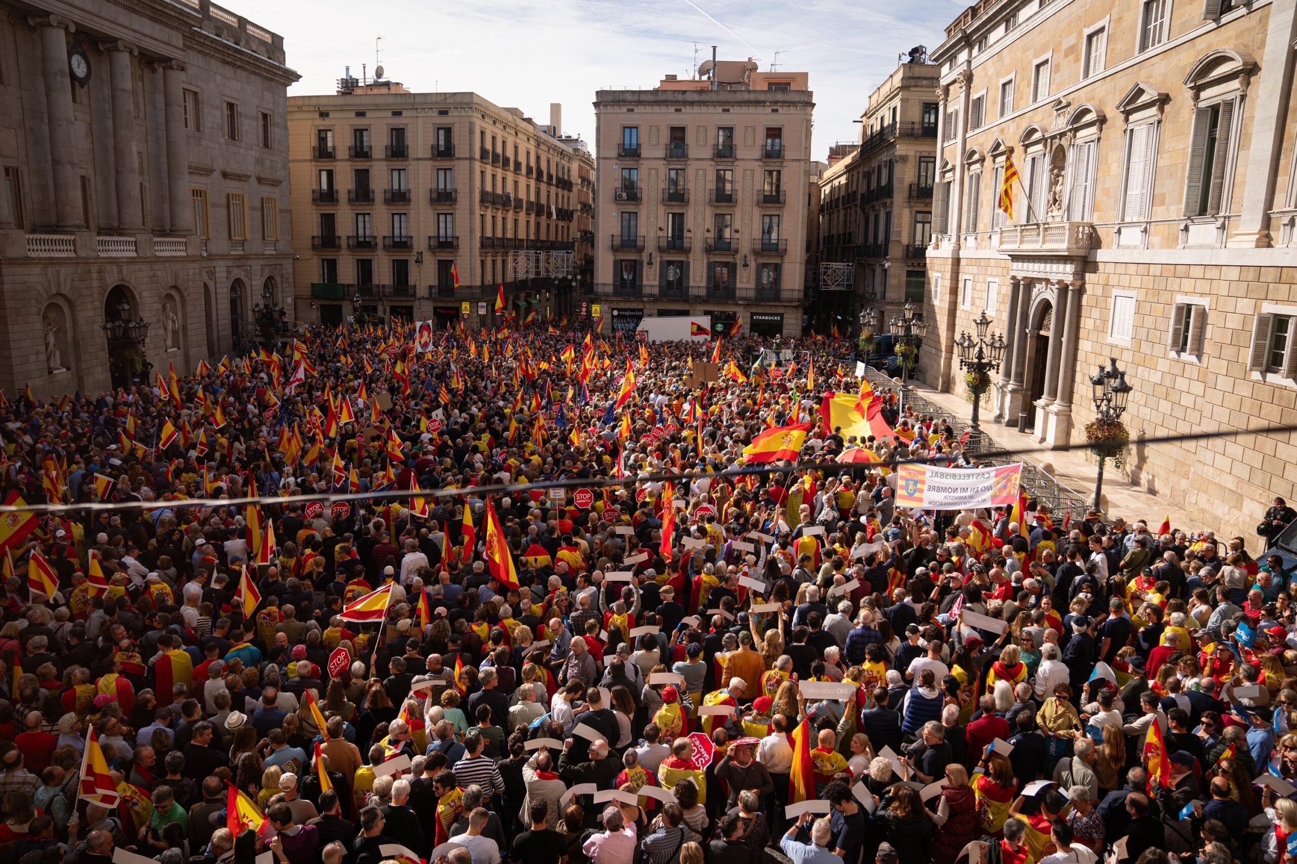La protesta contra la amnistía en Barcelona llena la plaza Sant Jaume y asisten PP, Cs y Vox