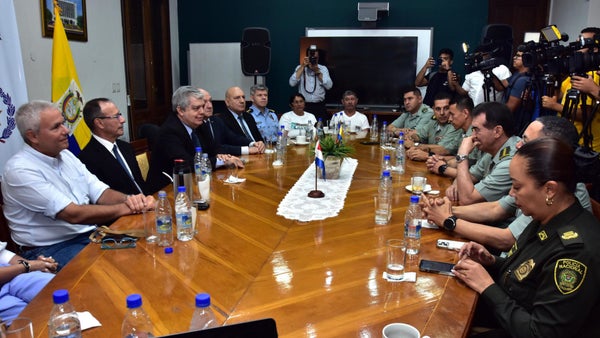 Policía colombiana, dispuesta a ayudar en búsqueda de secuestrados por guerrilla paraguaya