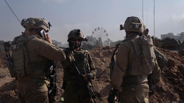 Tropas israelíes se enfrentan a milicianos de Hamás afuera del hospital Al Shifa de Gaza