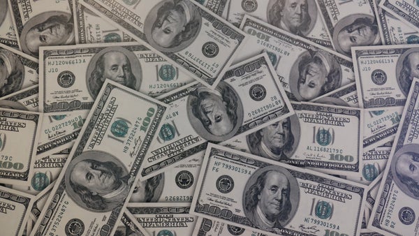 El peso colombiano se devalúa frente al dólar en este 2024