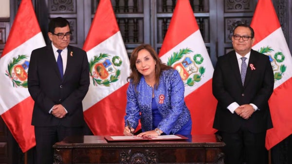 El Gobierno de Perú sufre la primera censura de un ministro por parte del Congreso
