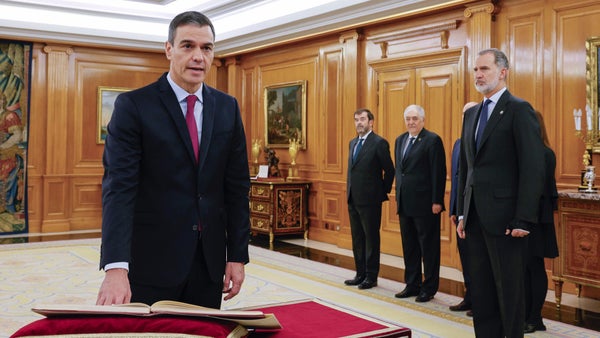 Pedro Sánchez promete su cargo de presidente ante el rey y la Constitución española