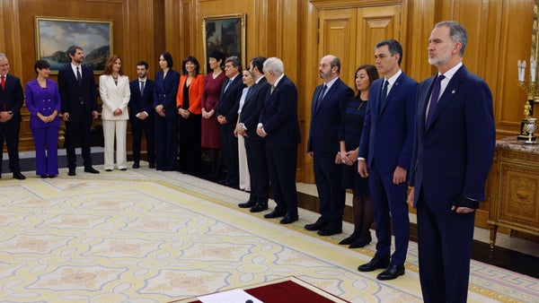 El nuevo Gobierno del socialista Pedro Sánchez en España toma posesión
