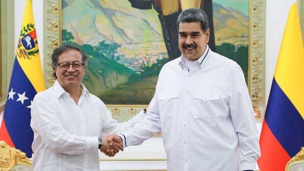 Petro y Maduro reunidos en Caracas