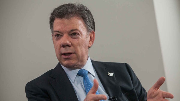 Las FF.MM deben cumplir la Constitución y no lo que diga el presidente: Juan Manuel Santos