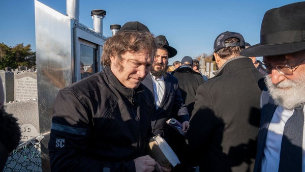 Milei deja un mensaje en la tumba del rabino Schneeerson en su breve visita a Nueva York