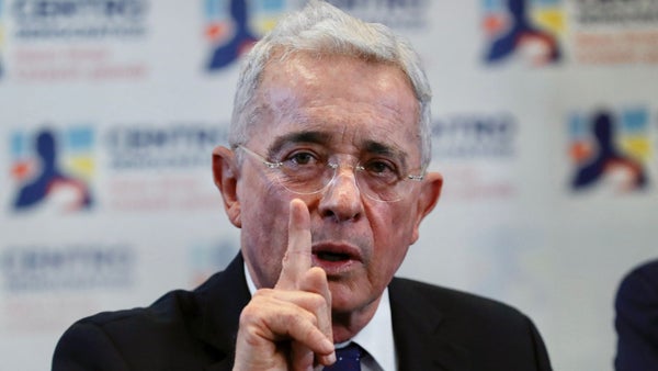 Uribe lanza propuesta explosiva: ¡Un millón de antioqueños deberían desembolsar $1 millón cada uno para salvar las vías 4G! Uribe lanza propuesta explosiva: ¡Un millón de antioqueños deberían desembolsar $1 millón cada uno para salvar las vías 4G!