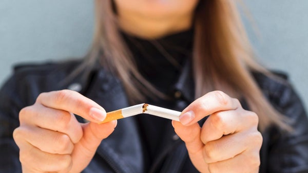 Francia prohibirá fumar en lugares públicos como playas y parques