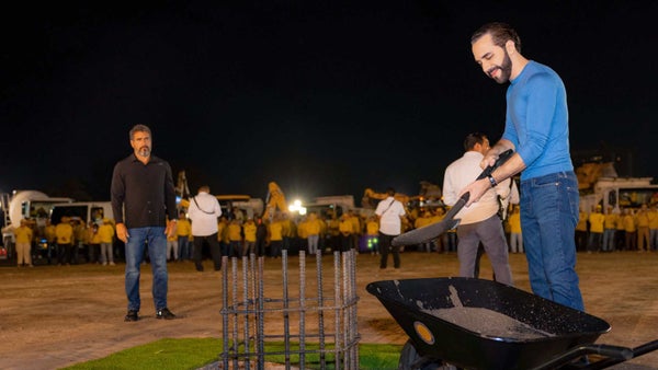 La polémica licencia a Bukele para que busque su reelección, entra en vigor en El Salvador