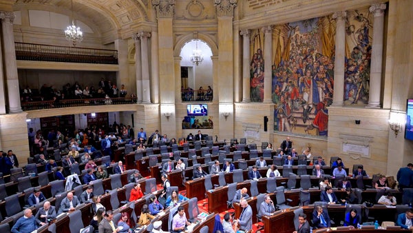 Proyecto de ley permitiría a congresistas cambiar de partido político