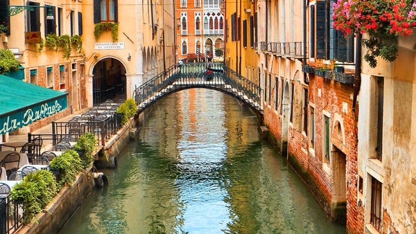Varios turistas cayeron al agua en Venecia al volcar la góndola en la que viajaban