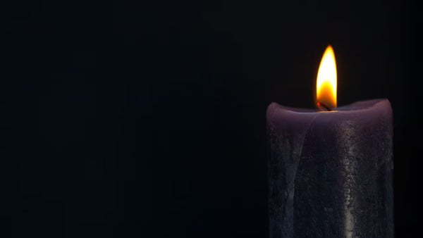 Este es el significado de prender una vela negra en el día de las velitas en Colombia