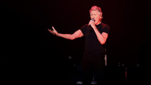 Roger Waters aboga por detener el "genocidio en Gaza" en noche llena de emoción en Bogotá