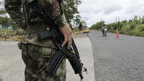 Asonada contra el Ejército en Caloto, Cauca: 15 militares heridos