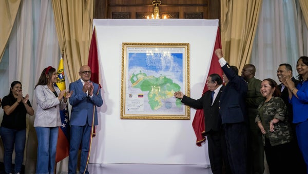 Nicolás Maduro firma decretos para avanzar en la anexión de la zona disputada con Guyana