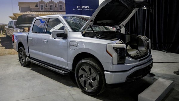 Ford recorta a la mitad la producción de su camioneta eléctrica por la caída de la demanda