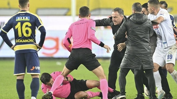 Federación de Turquía suspende la liga de fútbol tras agresión de Presidente de Club a árbitro