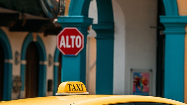 Tres asaltantes intentaron robar a un taxista en Panamá. El hombre era expolicía.