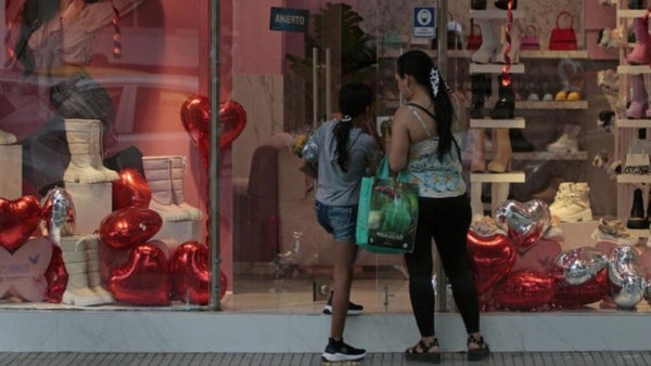 Industria y comercio en Colombia sufren caída sostenida: Bajas en producción y ventas minoristas