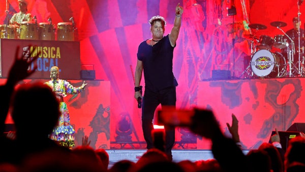 Carlos Vives arrasa con cuatro nominaciones en Premio Lo Nuestro 2024