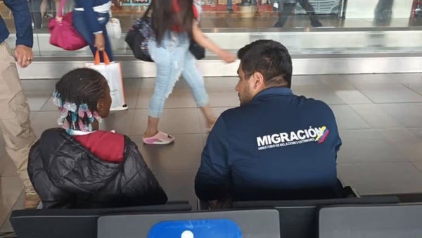 Encontraron a las familias de niños africanos abandonados en el aeropuerto