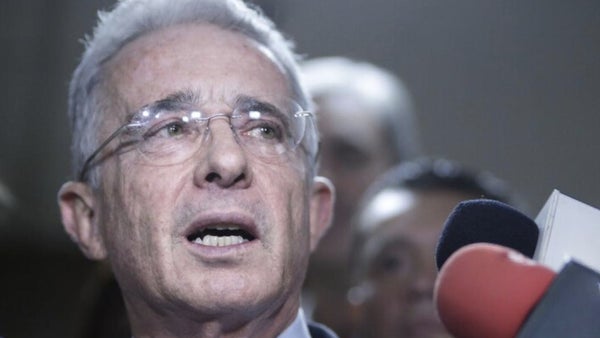 Álvaro Uribe presenta pruebas de supuesto complot contra él