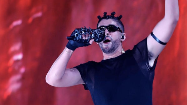 Bad Bunny sorprende a Puerto Rico montando a caballo