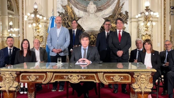 Salario mínimo en Argentina sube por decreto un 30 % por falta de acuerdo entre partes